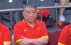 大争议！中国女篮落后高达25分主力前锋被拍摄到捂嘴偷笑引热议