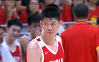 中国男篮半场4分落后新西兰！焦泊乔砍8+3，胡明轩立大功，廖三宁7分
